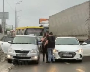 Водитель отомстил женщине на дороге и испуганно убежал