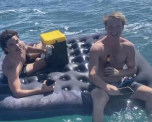 Хлопців із пивом на матраці винесло у відкрите море