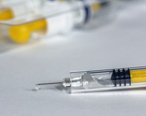 После прививки AstraZeneca умерли 2 человека