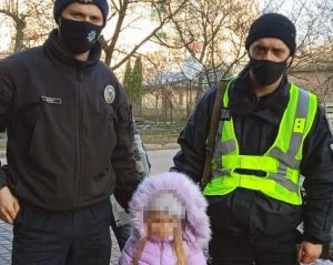 Женщина бросила 4-летнюю дочь и забыла, на кого ее оставила