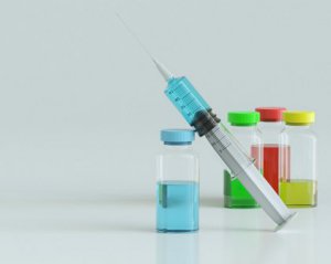 Украинцы становятся в очередь за вакциной - сколько людей записались на прививки