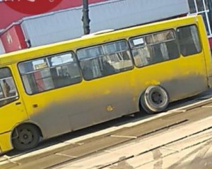 Набита пасажирами маршрутка "загубила" колесо