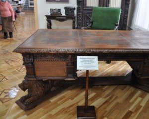 В музее выставили отреставрированный стол Петлюры