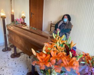 Труна з тілом лежить 2 тижні в хаті, бо через Covid-19 немає місць на цвинтарях