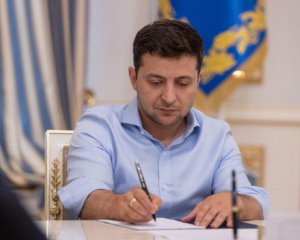 Зеленский подписал закон об электронных трудовых книжках