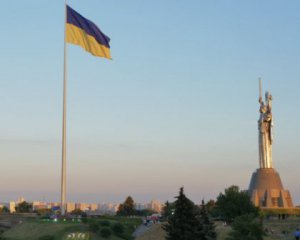 Найбільший прапор України приспустили