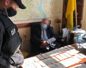 На хабарі упіймали посадовця інституту Національної академії наук