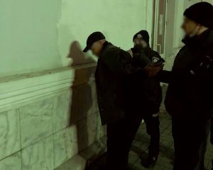 23-річного чоловіка зарізали на очах у матері