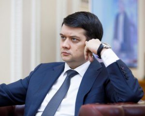 Разумков заперечує роботу на Ахметова