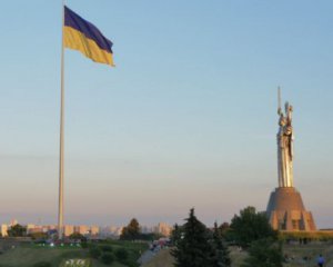 Найбільший прапор України знову приспустять