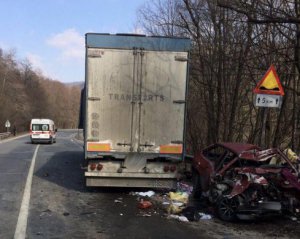 Залишилась купа металу: вантажівка розтрощила легковика