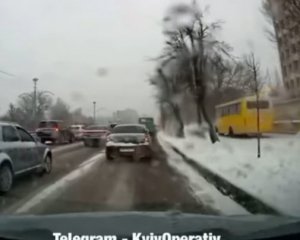 В столице переполненная маршрутка объехала пробку по тротуару