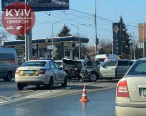 Легковики зійшлися у лобовому зіткненні: фото і відео