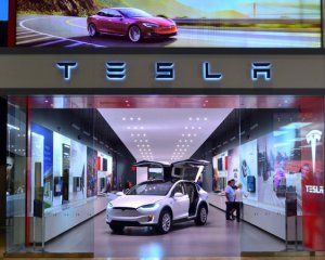 Сотні робітників заводу Tesla заразилися коронавірусом