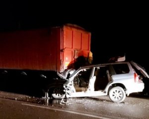 Полицейский на джипе въехал в грузовик и погиб