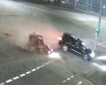 Водитель-убийца смел крошечную Skoda на светофоре - смертельная авария попала на видео
