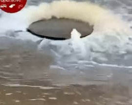 На Подолі з каналізаційного люка "забило джерело"