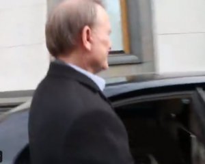 Медведчук спрятался в авто, когда его спросили о записях с Сурковым