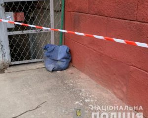 Мужчина зверски убил мать и принес в мешке к школе: фото