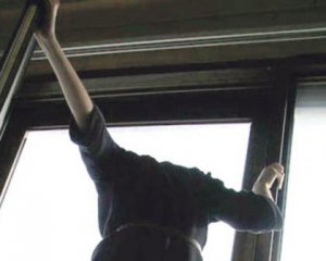 Хлопець вистрибнув із вікна багатоповерхівки