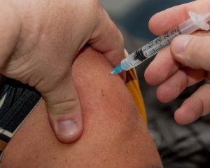 Перша людина в Україні вже отримала обидві дози Covid-вакцини