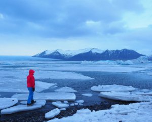 Парочка "мандрувала" річкою на крижині заради селфі