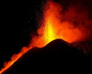 Самый большой вулкан Европы за месяц выбросил раскаленную лаву 14 раз