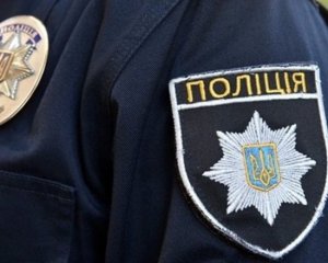 Агресивний чоловік відкусив палець поліцейському