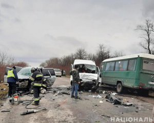 Водитель легковушки влетел в микроавтобус: есть погибшие