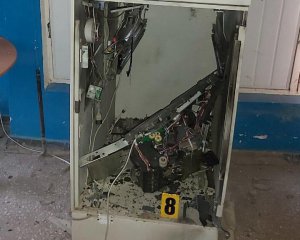 Неизвестные ворвались в банк и взорвали банкомат