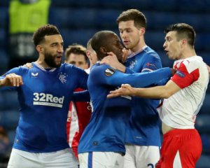 Футбольний матч між чешською та шотландською командами закінчився травмою, бійкою і звинуваченням у расизмі