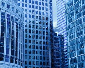 Тіло пробило дах: у столиці дівчина впала з висотки