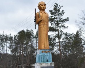 Памятник погибшим солдатам раскритиковали за сходство с Путиным