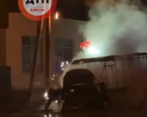 Під Києвом вибухнула й вигоріла маршрутка
