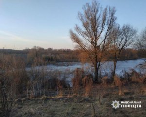 Двое школьников провалились под лед на Черкасщине. Младшему удалось спастись
