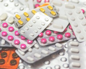 7-річний хлопчик наївся пігулок, доки мати була п'яна