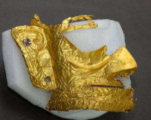 Археологи нашли золотую маску