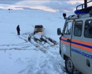Снежная лавина обрушилась на туристов: погиб ребенок