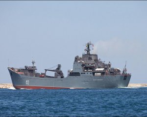 Російський корабель висадив десант на території України
