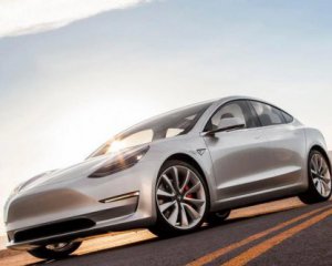 Tesla не могли від&#039;єднати від зарядного пристрою 15 год.