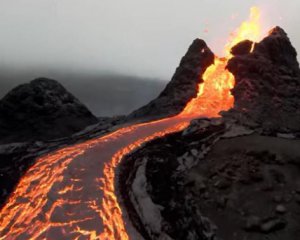 Показали зрелищное видео извержения вулкана
