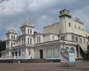Театр приобрел через тендер пирожок за 8 гривен