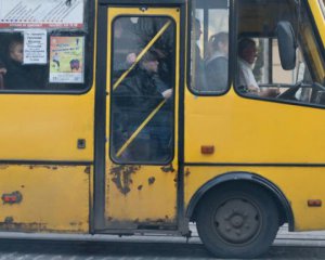 Кидають каміння і готові розірвати водіїв: роботу маршруток можуть зупинити