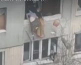 Полицейские спасли повисшего на балконе самоубийцу - видео с нагрудного камеры