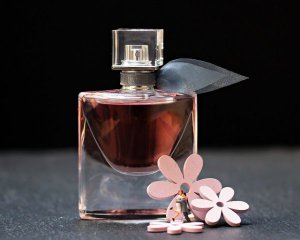 Модель розповіла, чому наносить парфуми на дзеркало