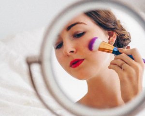 Чого варто уникати під час нанесення тонального крему: 10 beauty-помилок