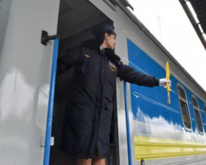 Укрзалізниця продовжує вивозити людей з червоних зон. Призначені нові спецрейси в Закарпатську і Чернівецьку області