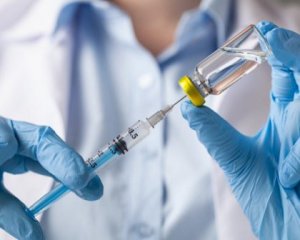 Перша партія вакцин CoronaVac вже в Україні: в МОЗ розповіли про особливості