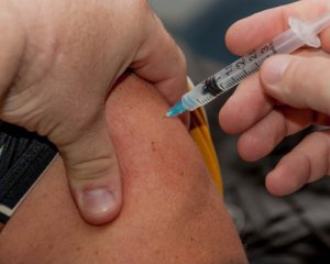 Виробників Covid-вакцин звільнили від відповідальності за наслідки
