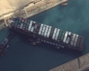 Вдалося зсунути контейнеровоз, який блокує Суецький канал